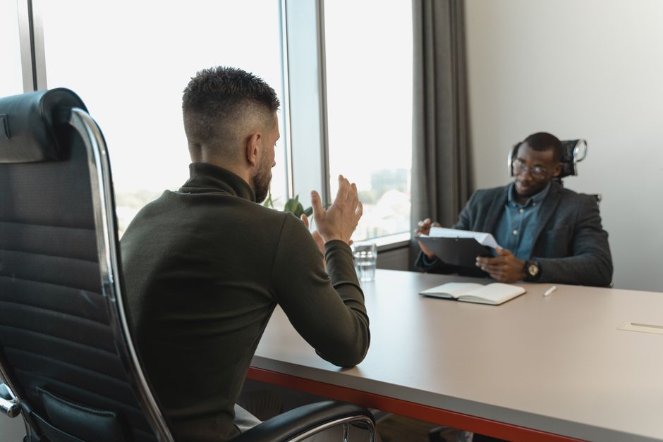 Een professionele interim recruiter die samenwerkt met een bedrijf voor optimale personeelswerving.
