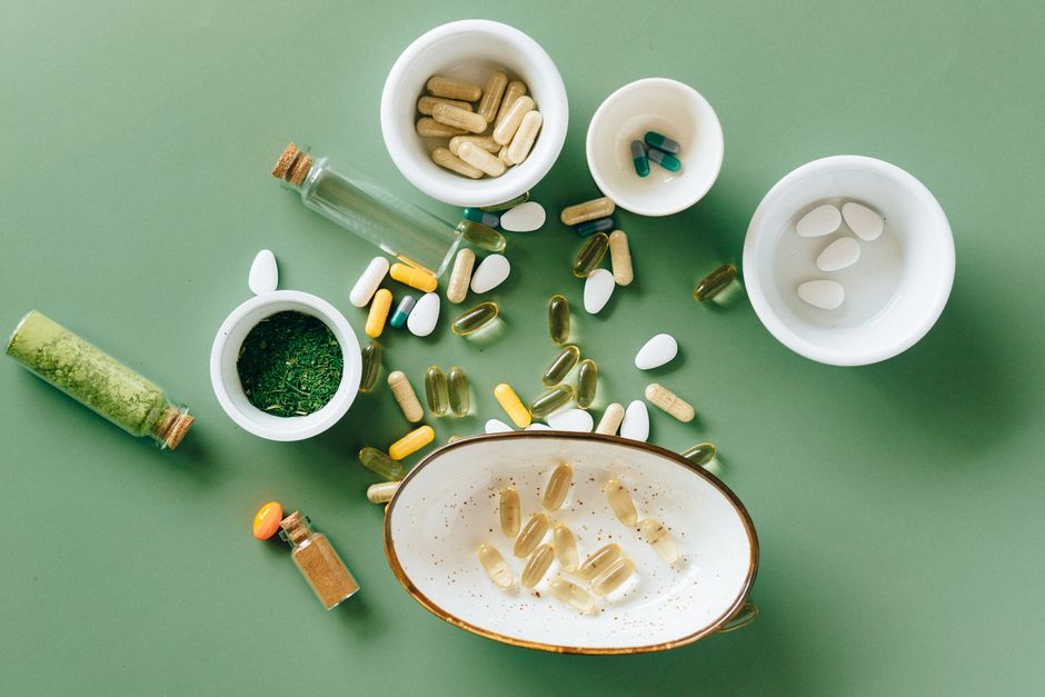 Een afbeelding van vitamine D3 en K2 supplementen met een achtergrond van een gezonde levensstijl.