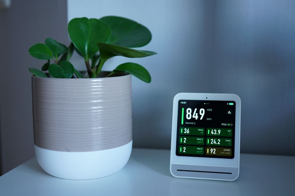 Een moderne ionisator op een bureau, ideaal voor het verbeteren van de luchtkwaliteit in huis of op kantoor.